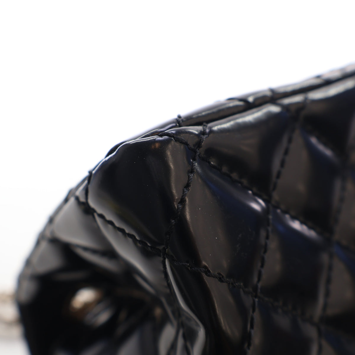 Pre-Owned Chanel Flap Bag 225 Glazed Calfskin Accordion Single, corner and edge detail, photo 12 of 15