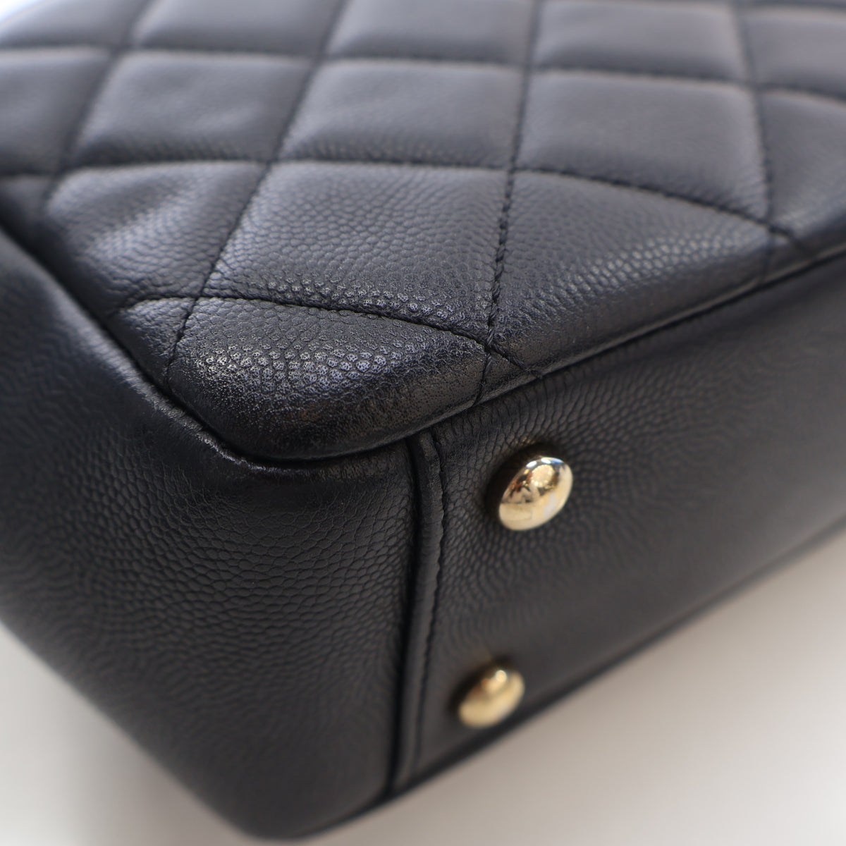 Pre-Owned Chanel Flap Bag Medium Calfskin Business Affinity, corner detail