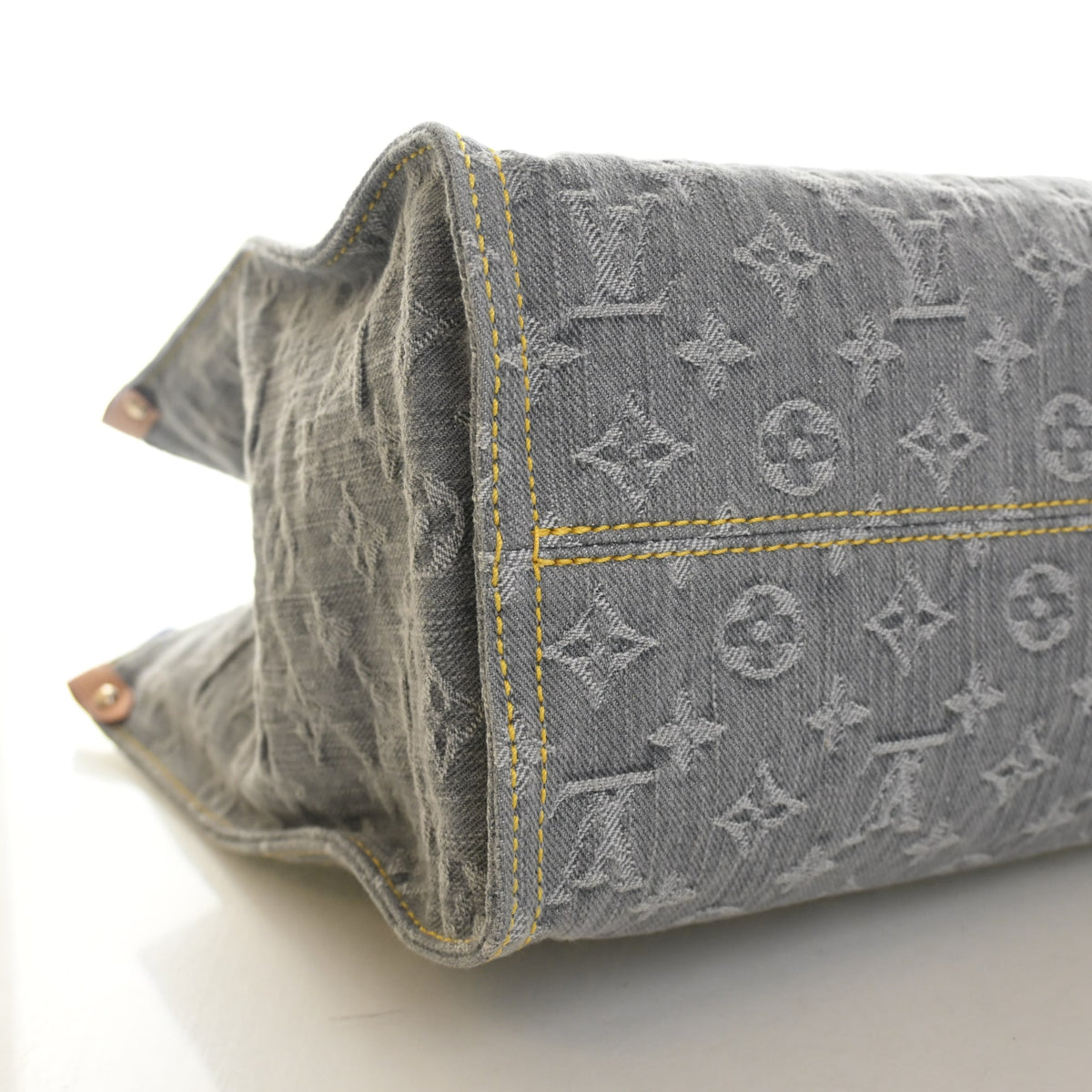 Pre-Owned Louis Vuitton Onthego MM Monogram Denim, side profile