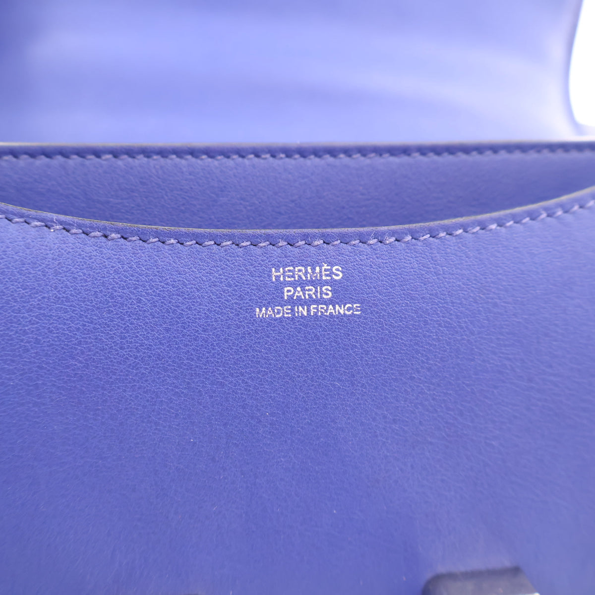 Pre-Owned Hermès Constance 18 Bleu Saphir Swift Leather, logo detail