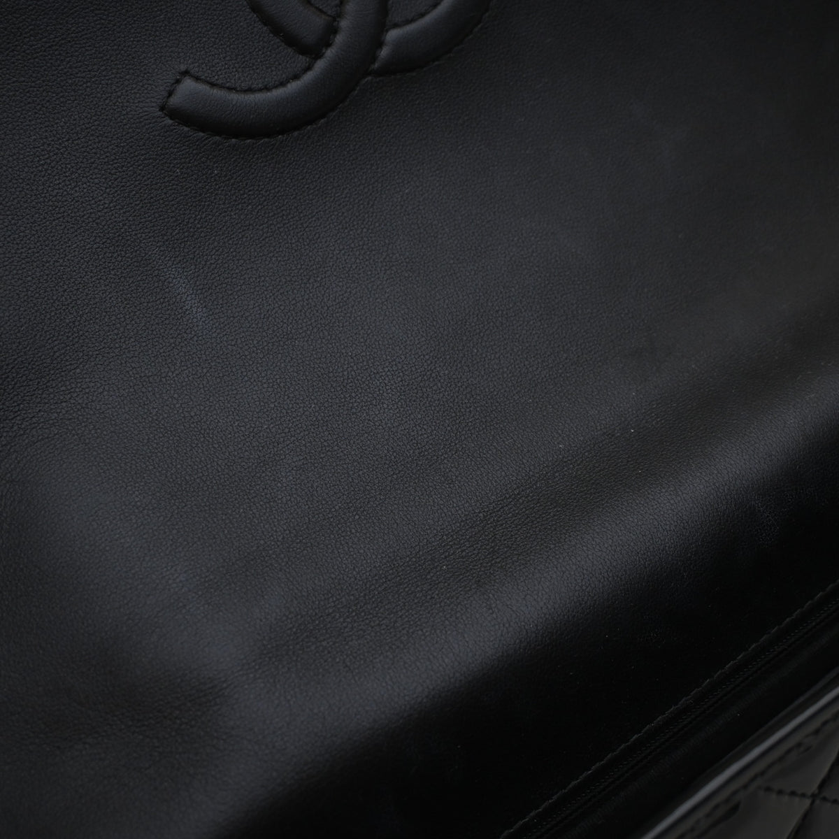 Pre-Owned Chanel Top Handle Large Patent Leather School Memory Flap Bag, logo detail