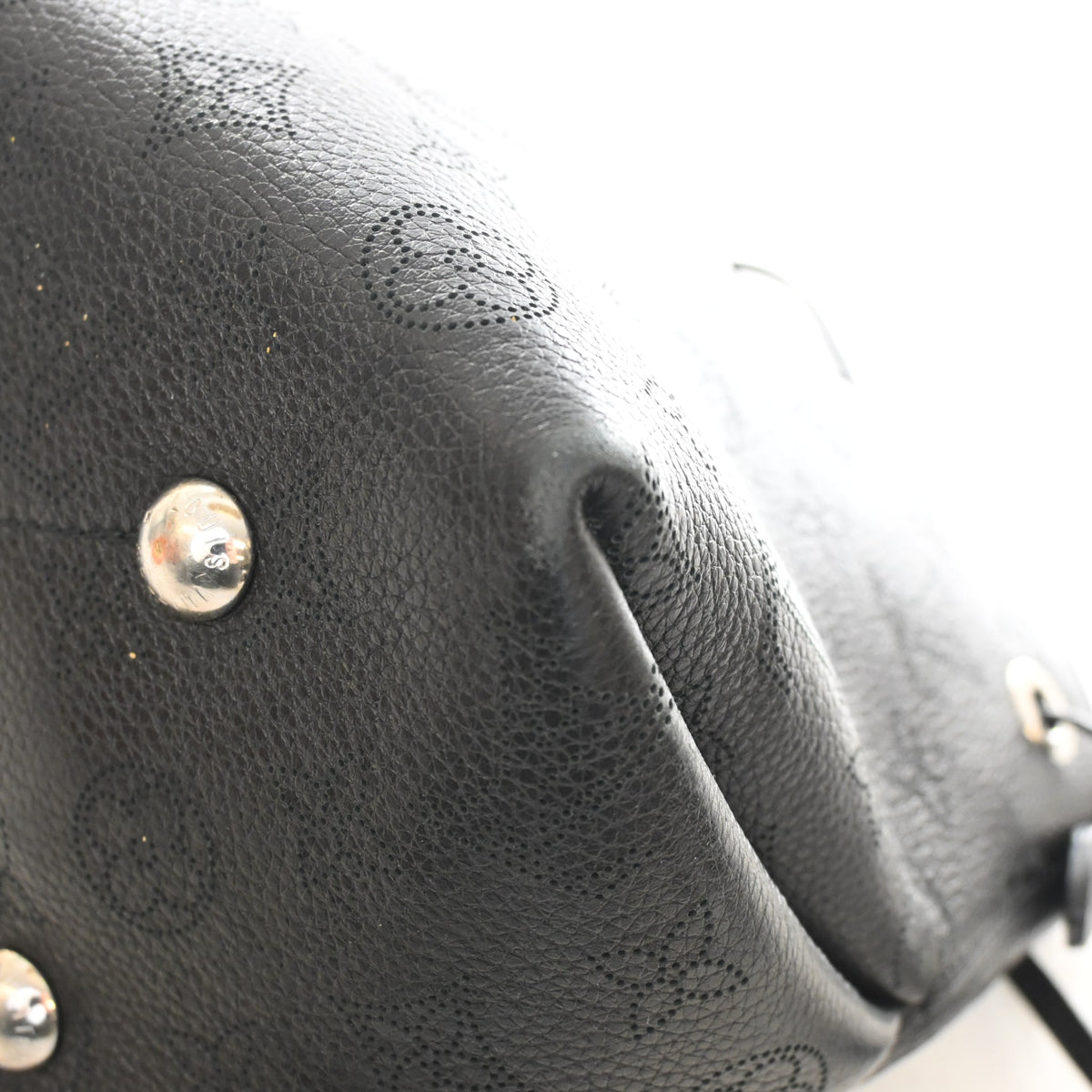 Pre-Owned Louis Vuitton Monogram Mahina Bella, base and feet view, photo 14 of 17