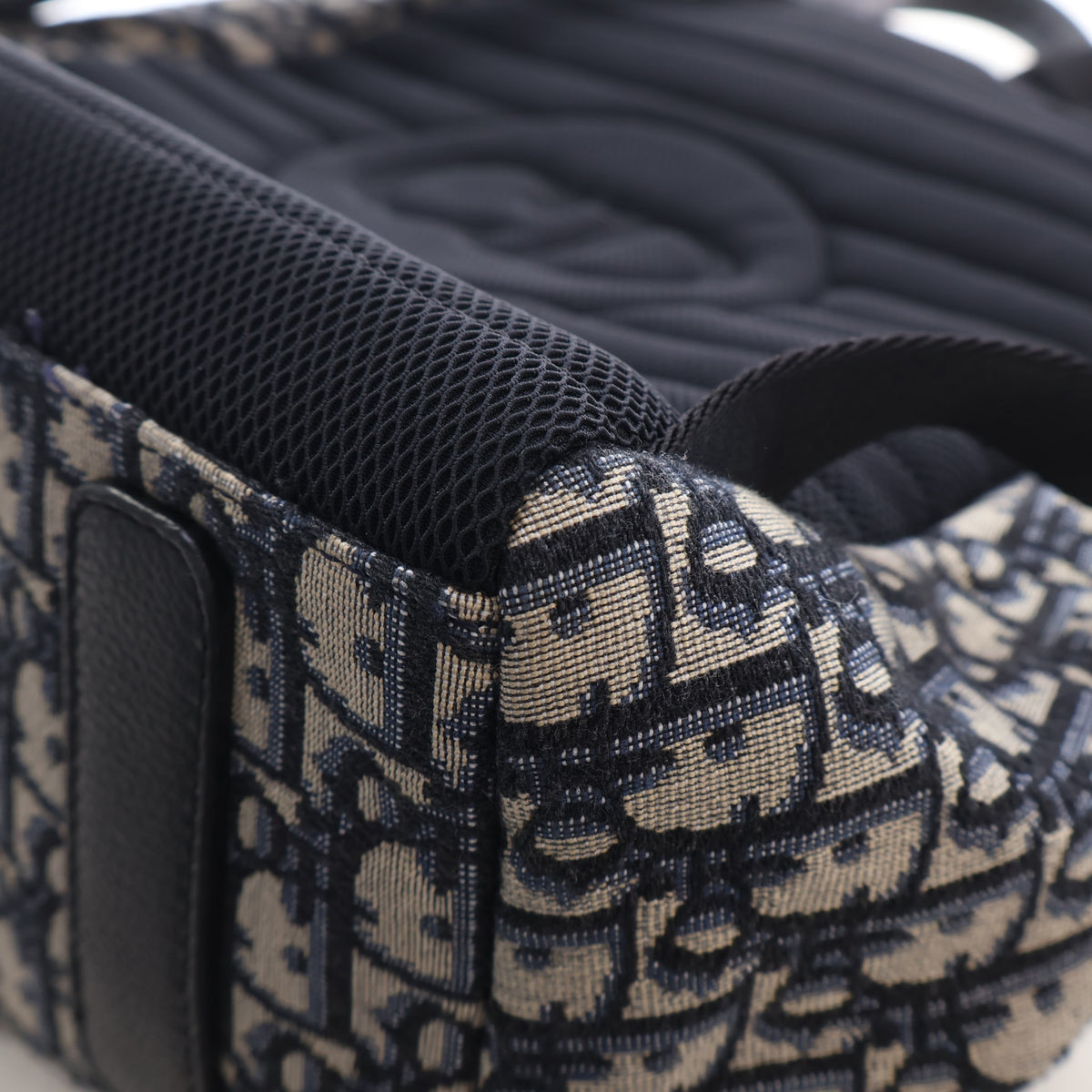 Pre-Owned Christian Dior Backpack Oblique Rider, corner and edge detail, photo 15 of 19