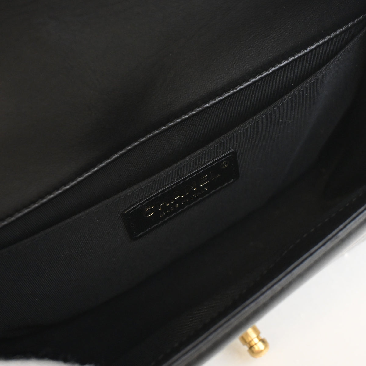 Pre-Owned Chanel Boy Bag Medium Lambskin, open interior with lining
