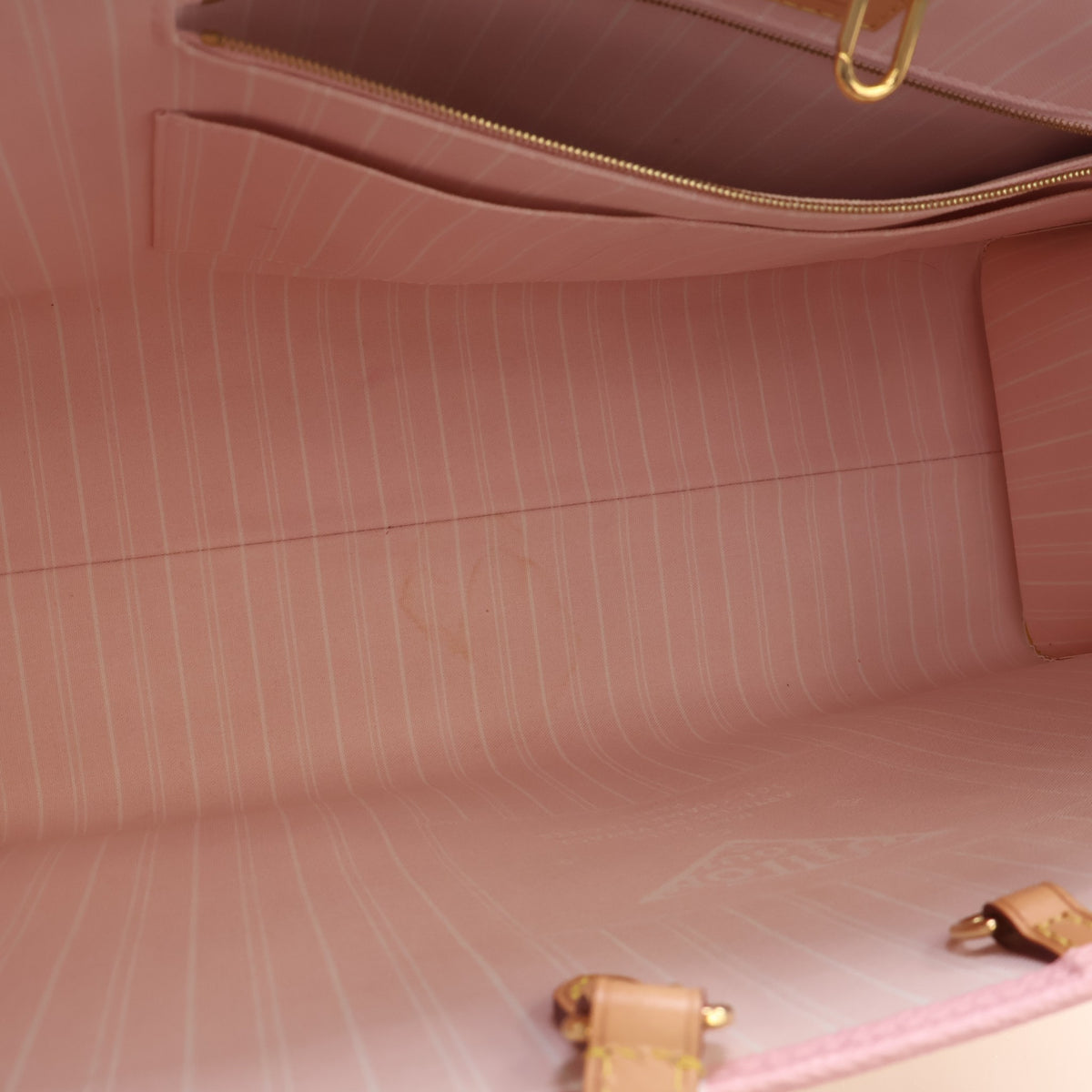 Pre-Owned Louis Vuitton Onthego GM Monogram Giant By The Pool, open interior with lining