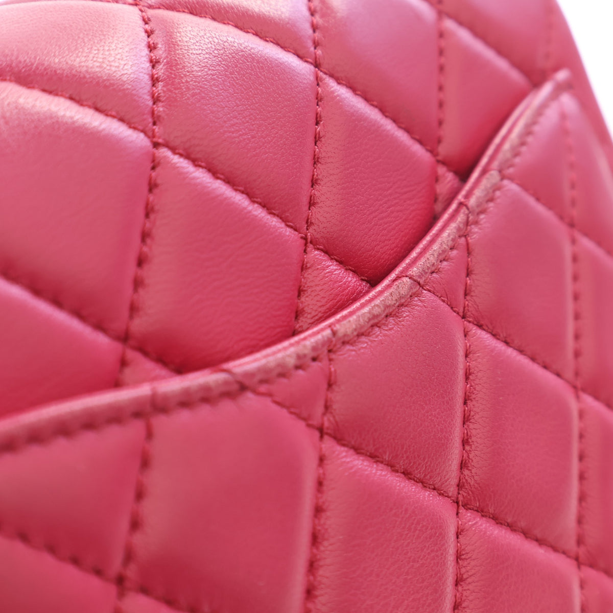 Pre-Owned Chanel Flap Bag Mini Lambskin Square Pearl Crush, corner and edge detail, photo 15 of 18