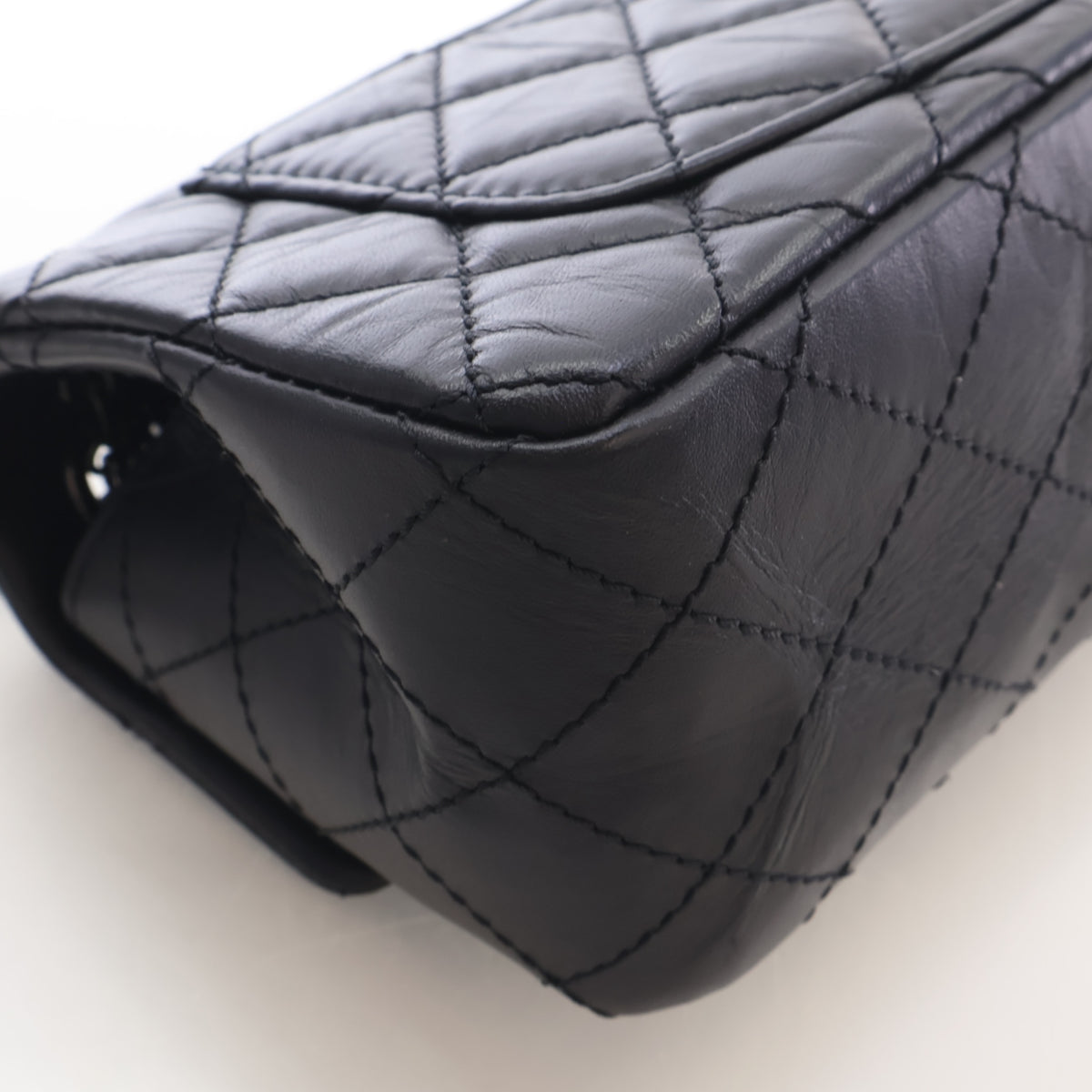 Pre-Owned Chanel Flap Bag Mini Aged Calfskin Reissue 2.55, corner and edge detail, photo 12 of 17