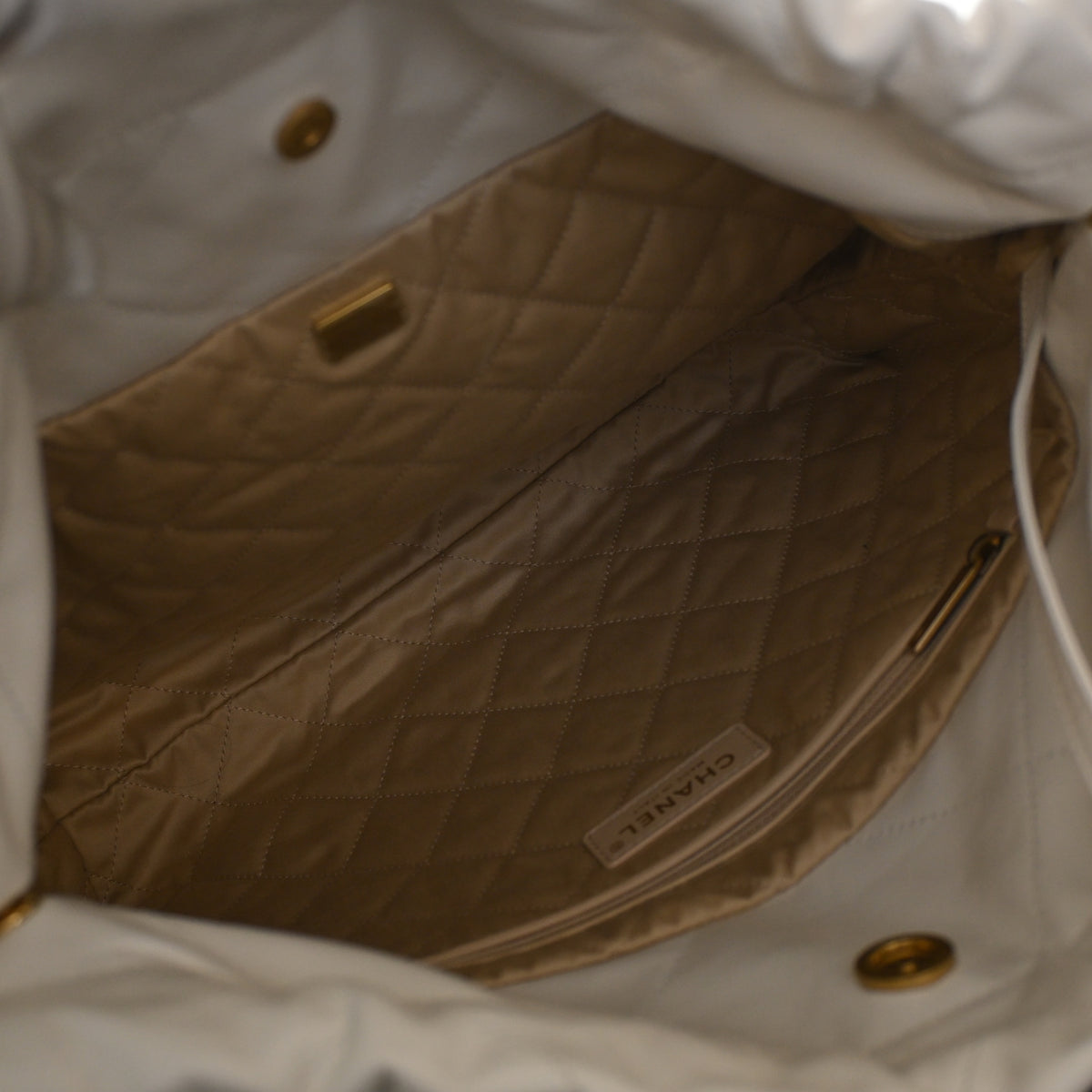 Pre-Owned Chanel 22 Hobo Medium Calfskin, open interior with lining