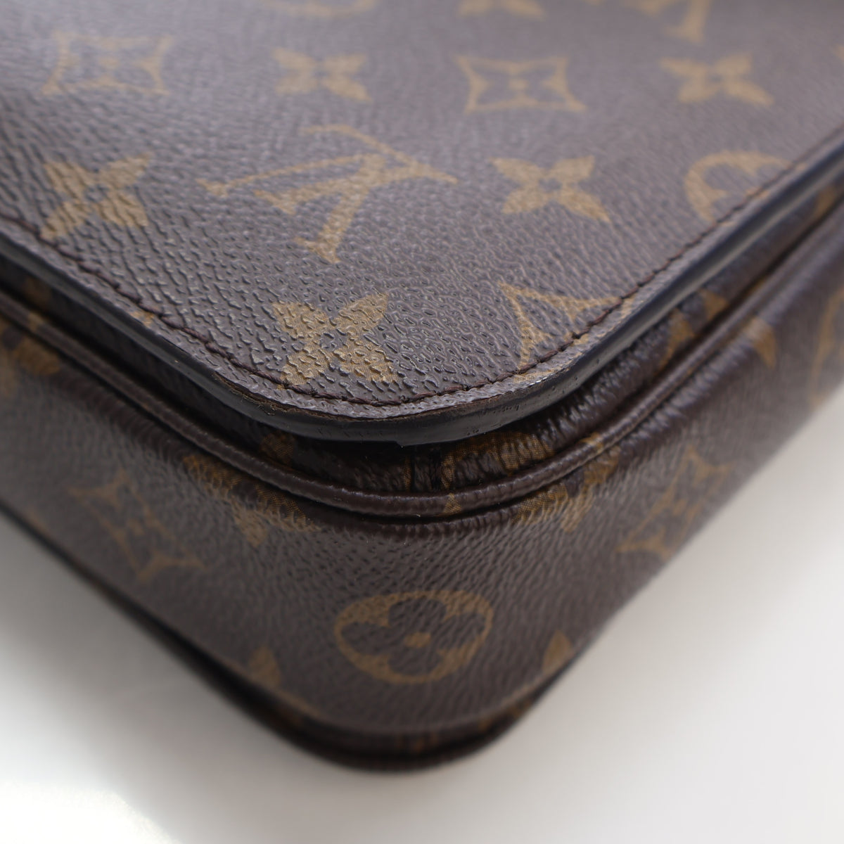 Pre-Owned Louis Vuitton Pochette Metis Monogram, corner and edge detail, photo 13 of 16