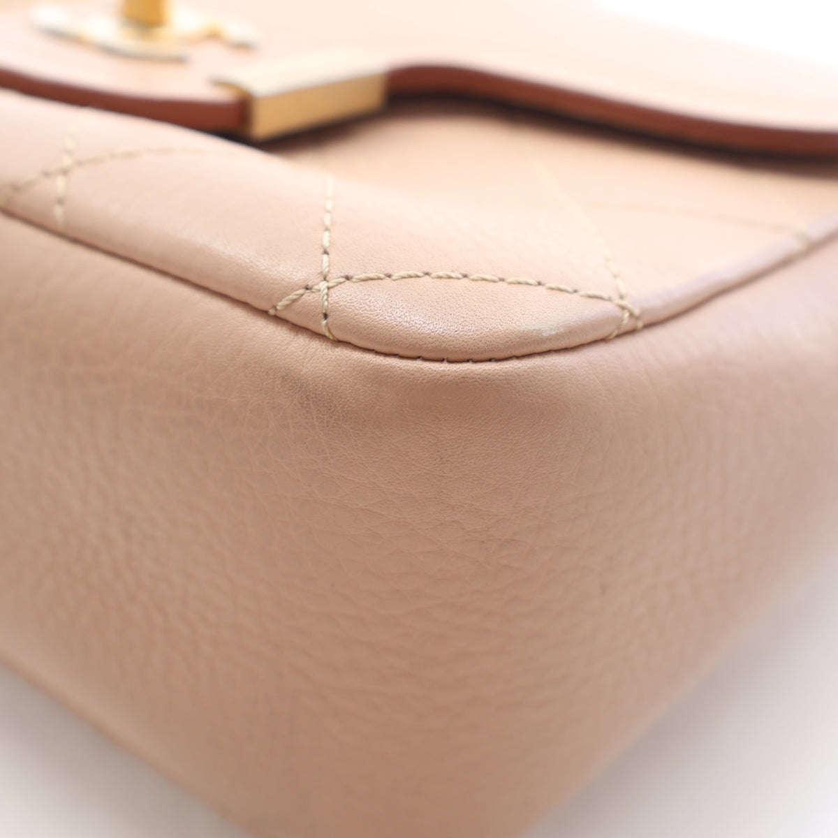Pre-Owned Chanel Flap Bag Medium Calfskin Single, corner and edge detail, photo 9 of 21