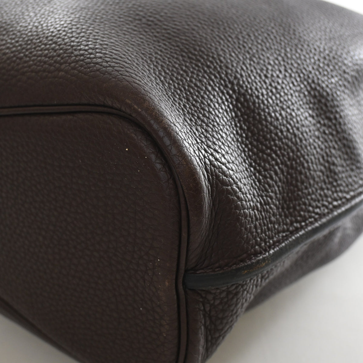Pre-Owned Hermès Kelly 26 Chocolat Clemence Leather So, corner detail