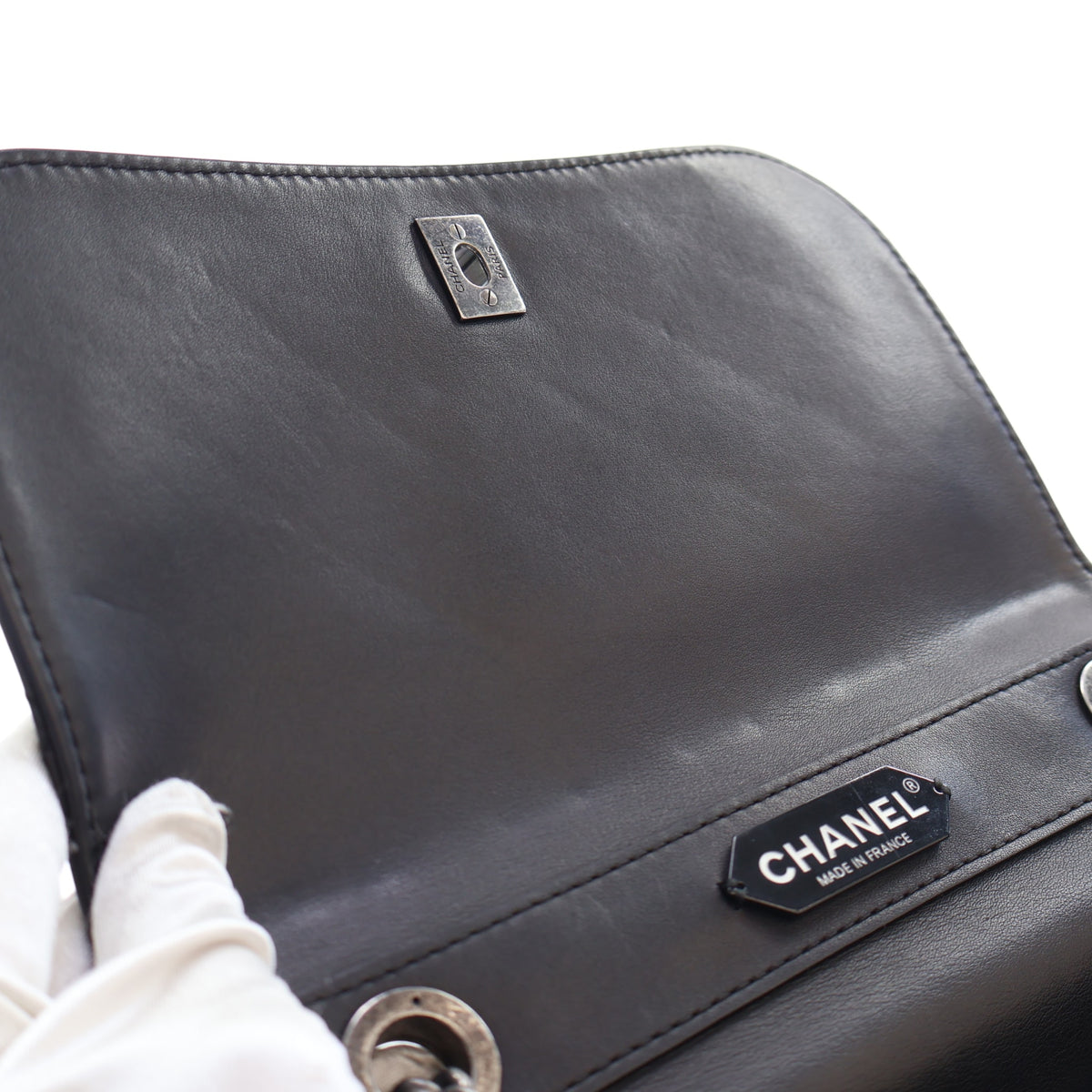 Pre-Owned Chanel Flap Bag Medium Calfskin Urban Luxury, open interior with lining