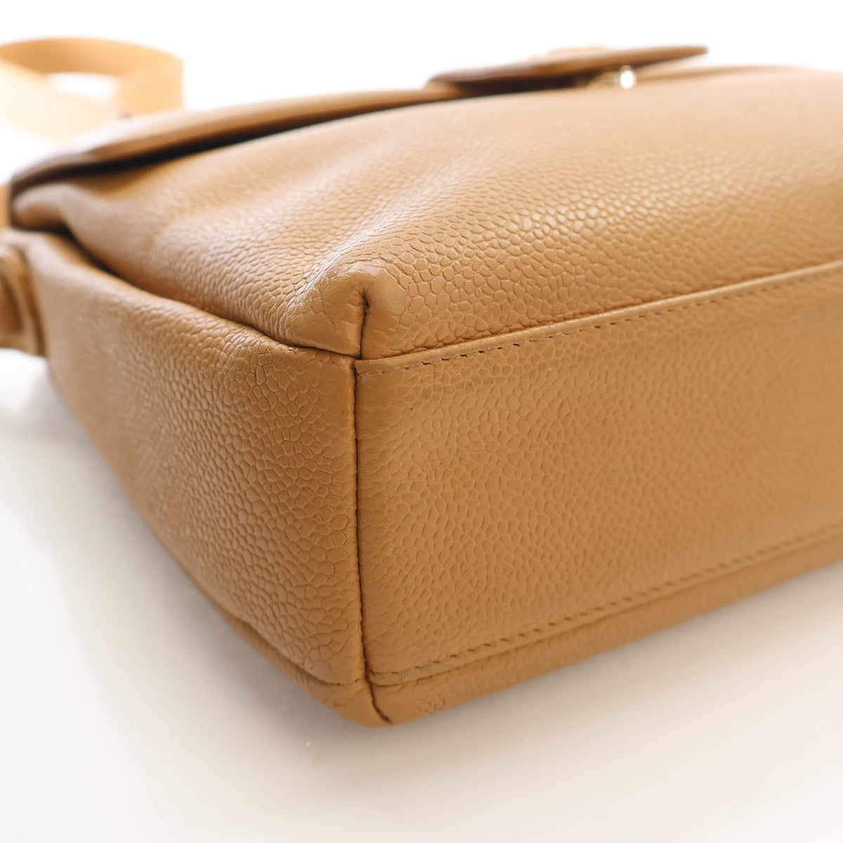 Vintage Chanel Flap Bag Caviar Leather CC, corner and edge detail