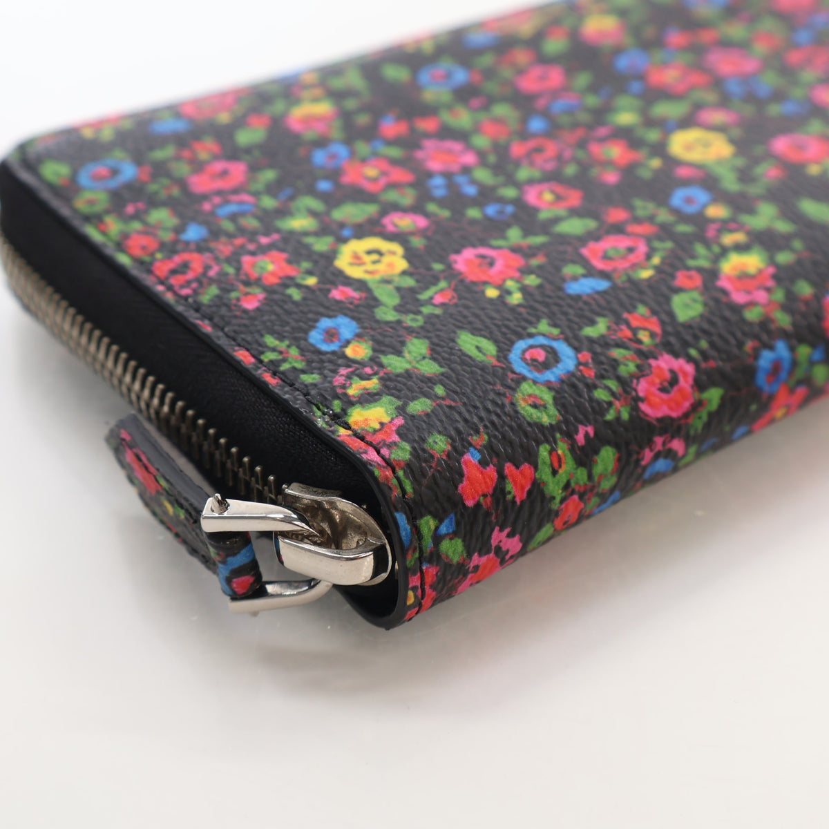 Pre-Owned Givenchy Wallet Floral Zip Around, corner and edge detail