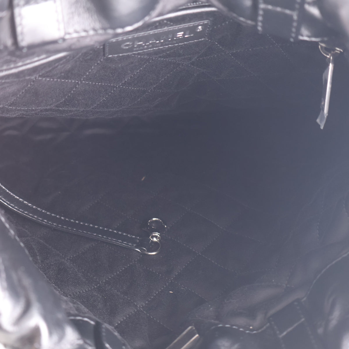 Pre-Owned Chanel Backpack 22 Shiny Calfskin, open interior