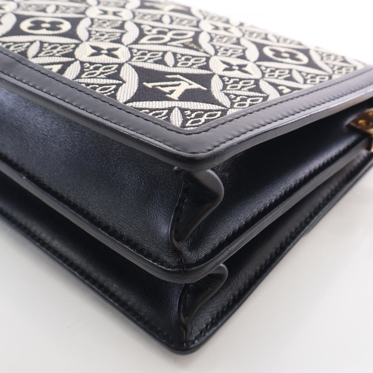 Pre-Owned Louis Vuitton Dauphine MM Monogram Jacquard, corner detail