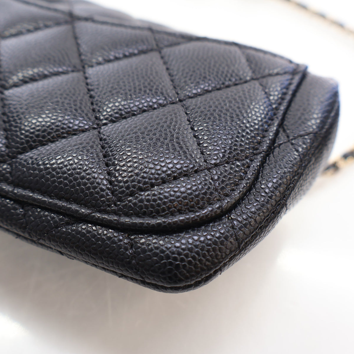 Pre-Owned Chanel Sunglasses Caviar Leather Case With Chain, corner and edge detail, photo 13 of 17