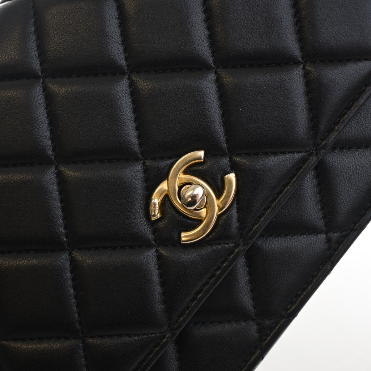 Chanel Lambskin Pearl Crush Wallet On Chain (WOC), photo 4 of 17