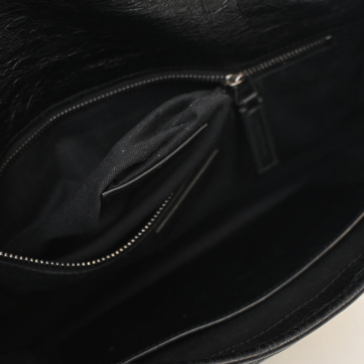 Pre-Owned Saint Laurent Shoulder Bag Medium Calfskin Niki, open interior with lining
