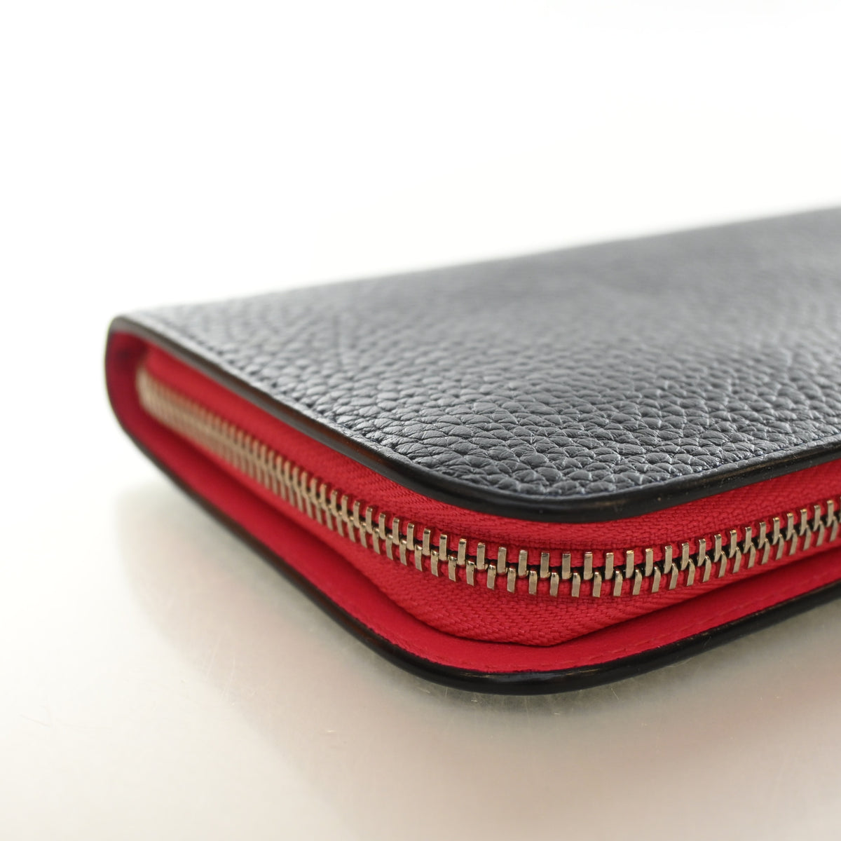 Pre-Owned Christian Dior Wallet Calfskin Zip Around, side view