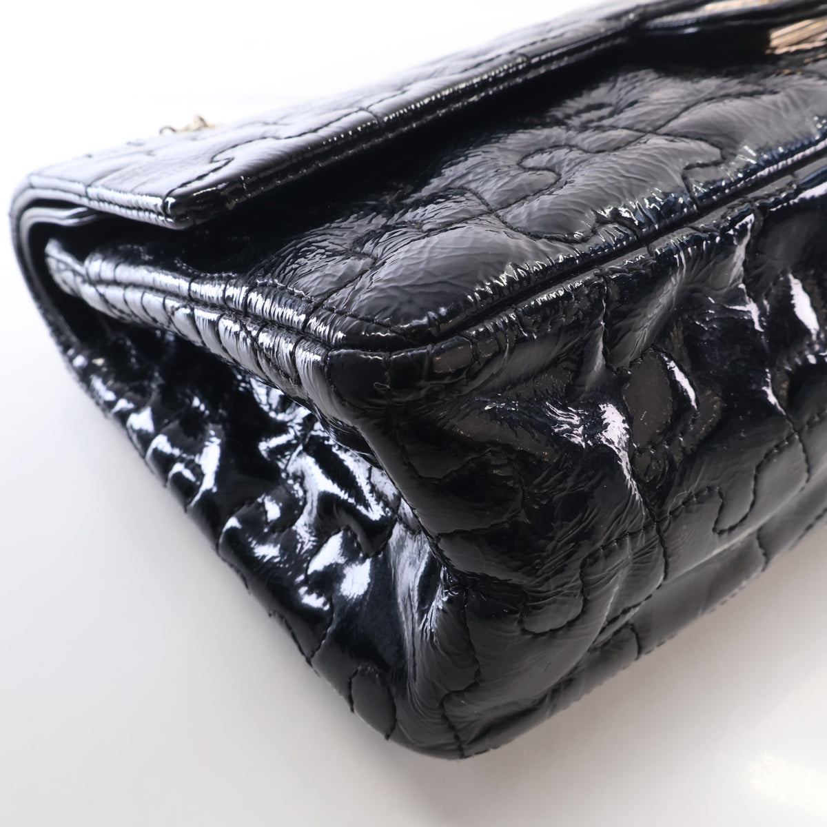 Pre-Owned Chanel Flap Bag Medium Crinkled Patent Leather Puzzle Reissue Double, corner and edge detail
