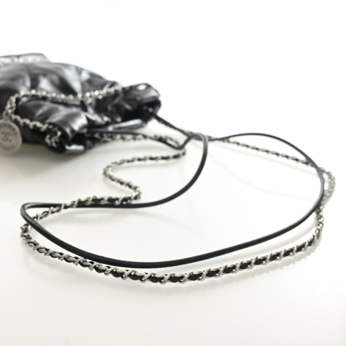 Pre-Owned Chanel Mini Shiny Calfskin 22, strap and chain detail
