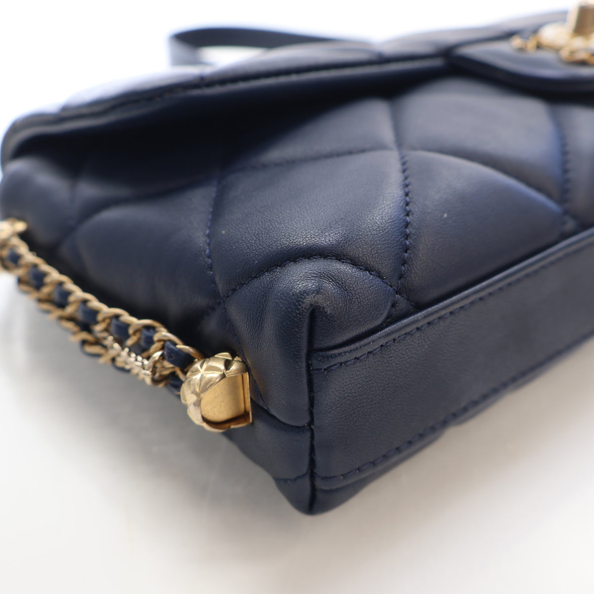 Pre-Owned Chanel Flap Bag Medium Lambskin Chain, corner and edge detail