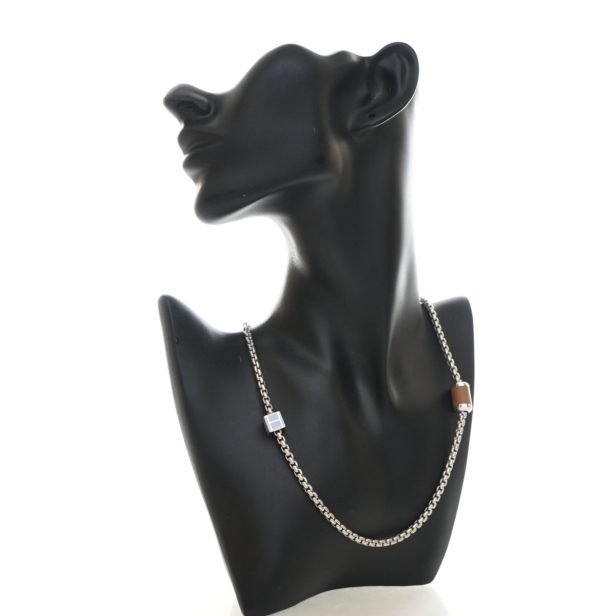 Pre-Owned Hermès Necklace Meli Melo, worn on model