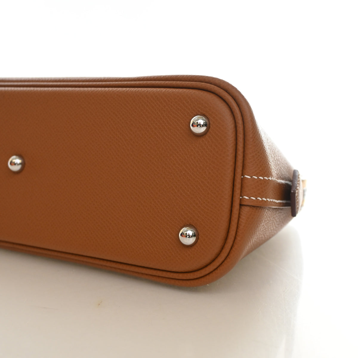 Pre-Owned Hermès Bolide 25 Gold Epsom Leather 1923, base and feet view, photo 7 of 15