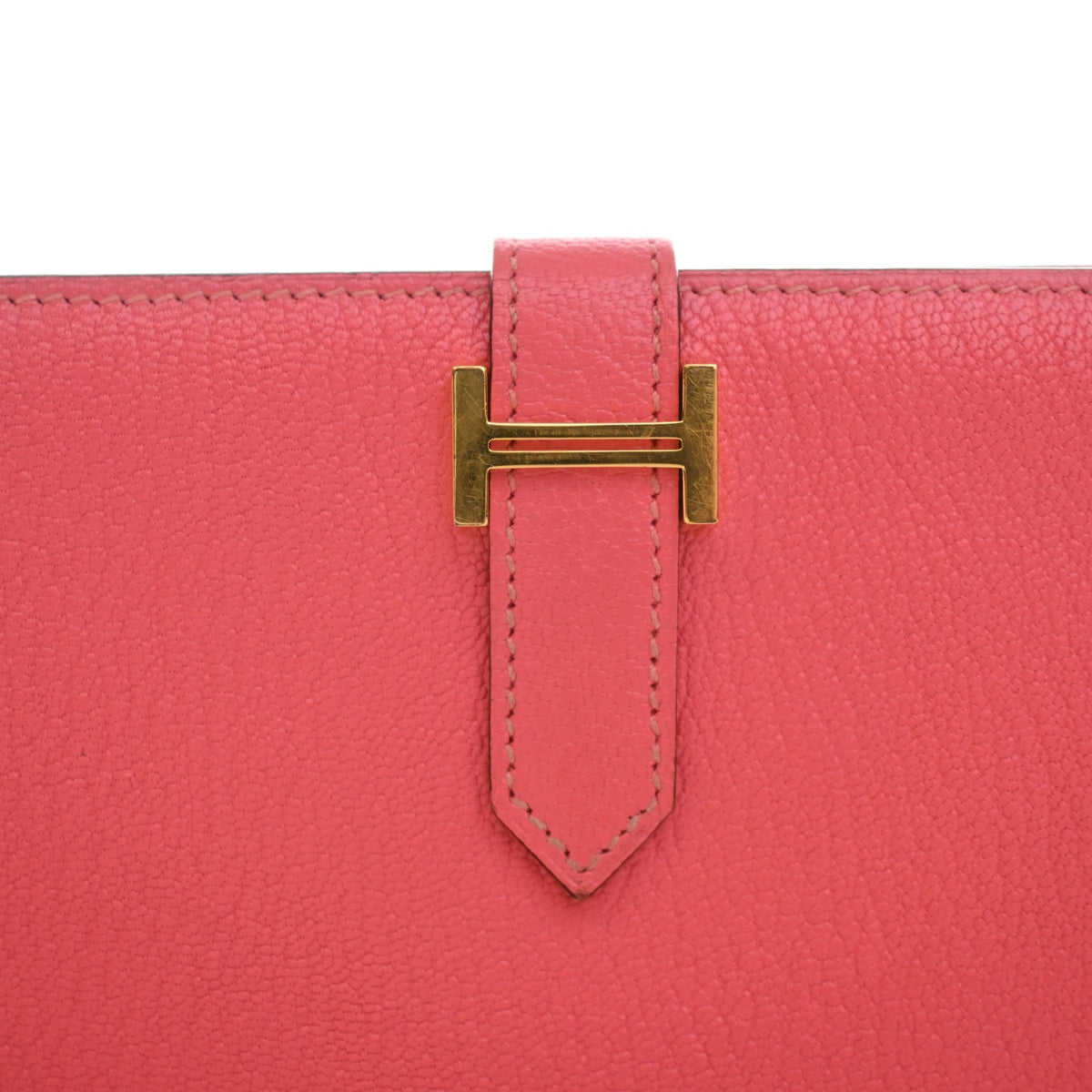 Pre-Owned Hermès Wallet Rose Lipstick Chevre Mysore Leather Bearn, gold hardware close-up
