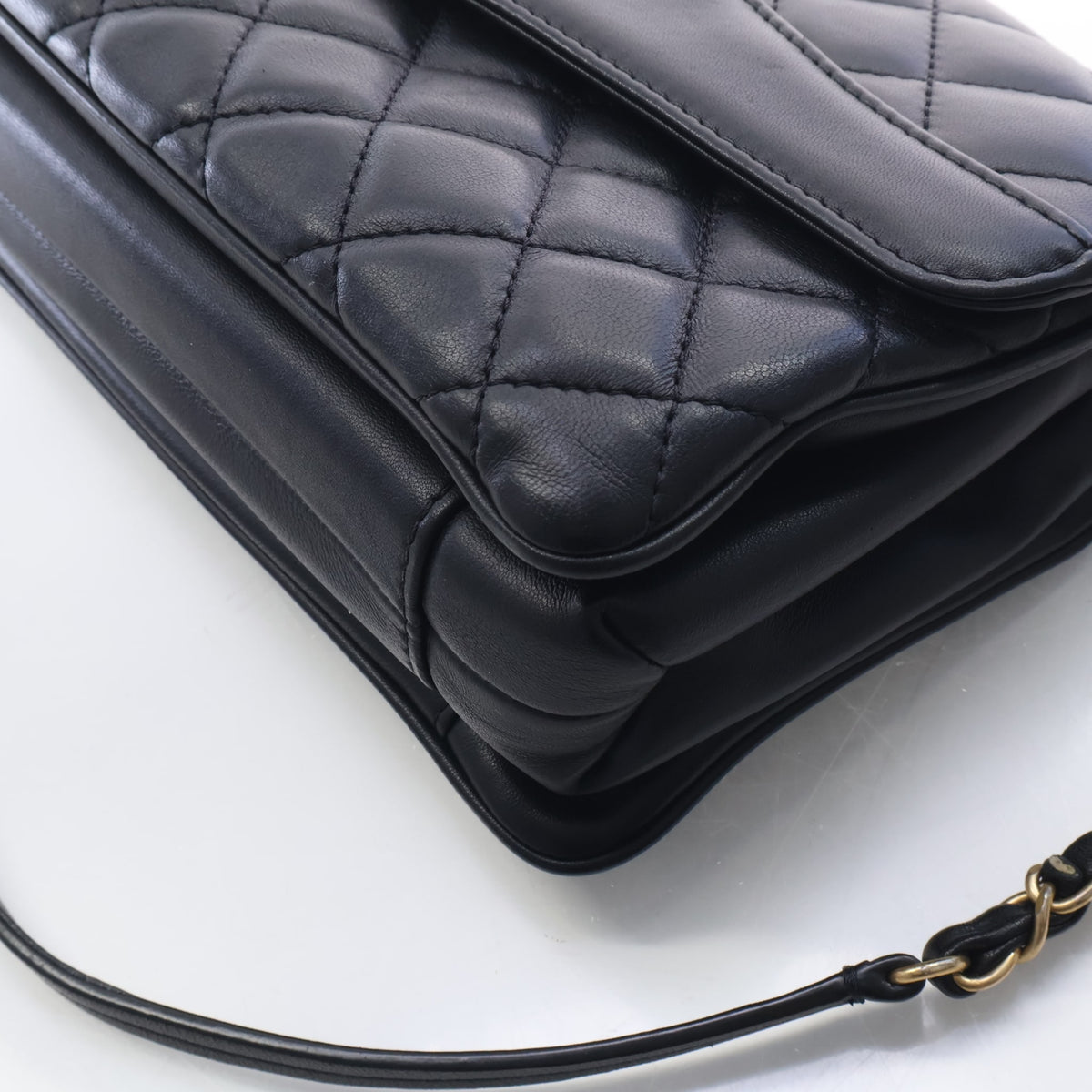 Pre-Owned Chanel Flap Bag Medium Calfskin CC, corner and edge detail