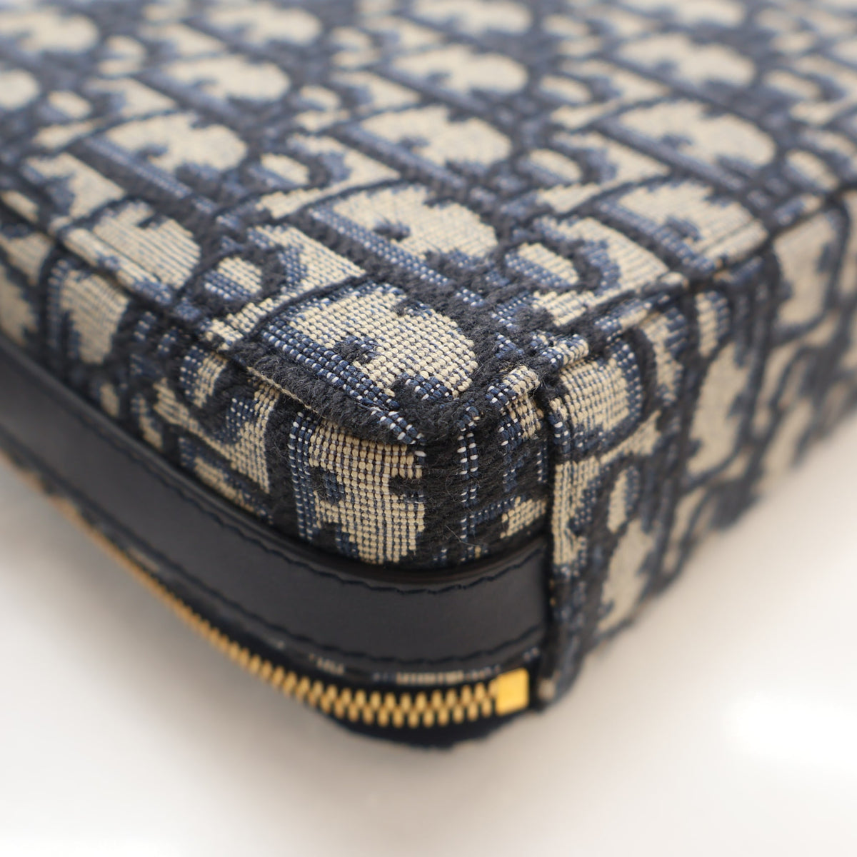 Pre-Owned Christian Dior 30 Oblique Montaigne, corner and edge detail