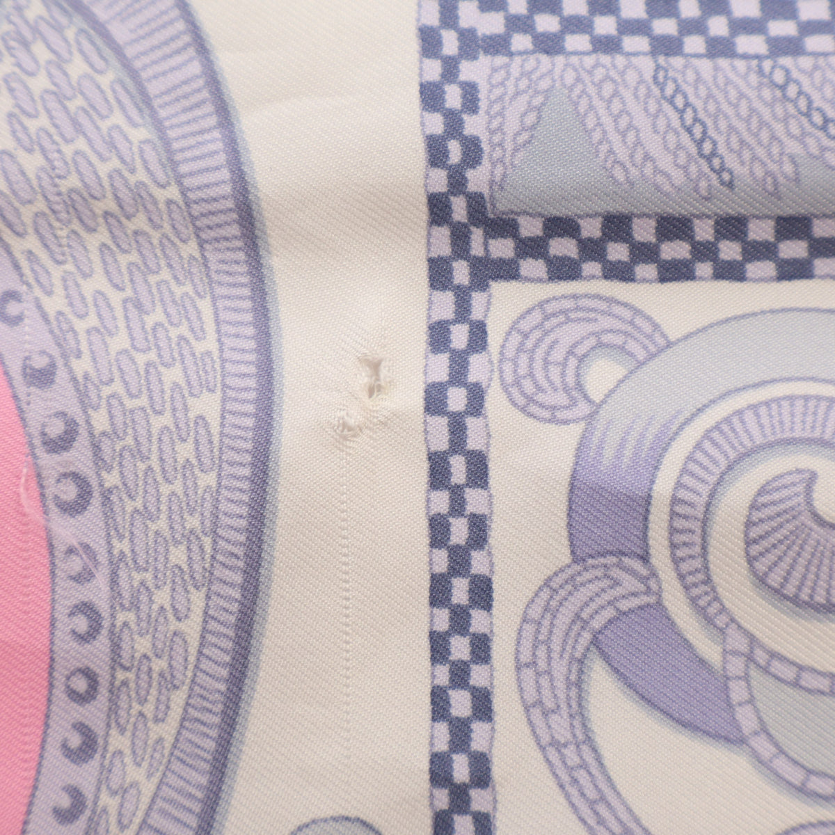Pre-Owned Hermès Scarf Silk La Presentation, corner and edge detail