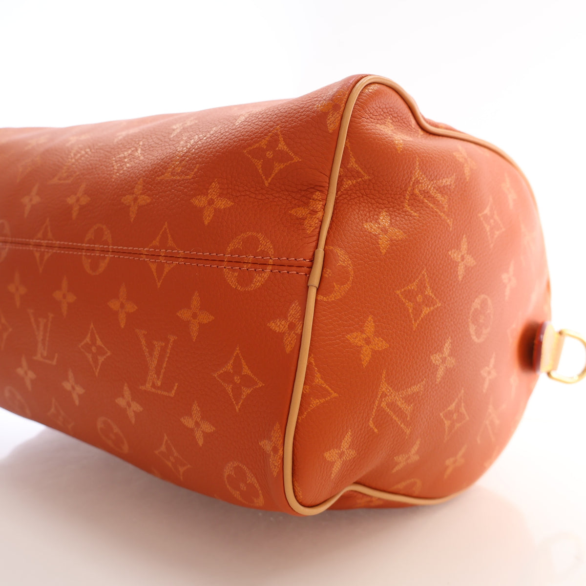 Pre-Owned Louis Vuitton Speedy 30 Calfskin Monogram P9 Bandouliere, base and feet view, photo 7 of 19