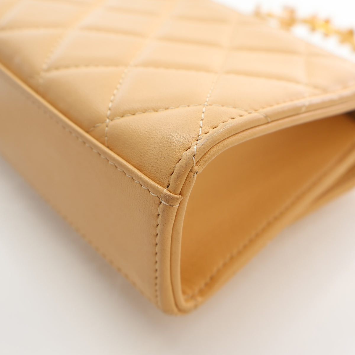 Pre-Owned Chanel Top Handle Lambskin Flap Bag Pearl, corner and edge detail, photo 14 of 19