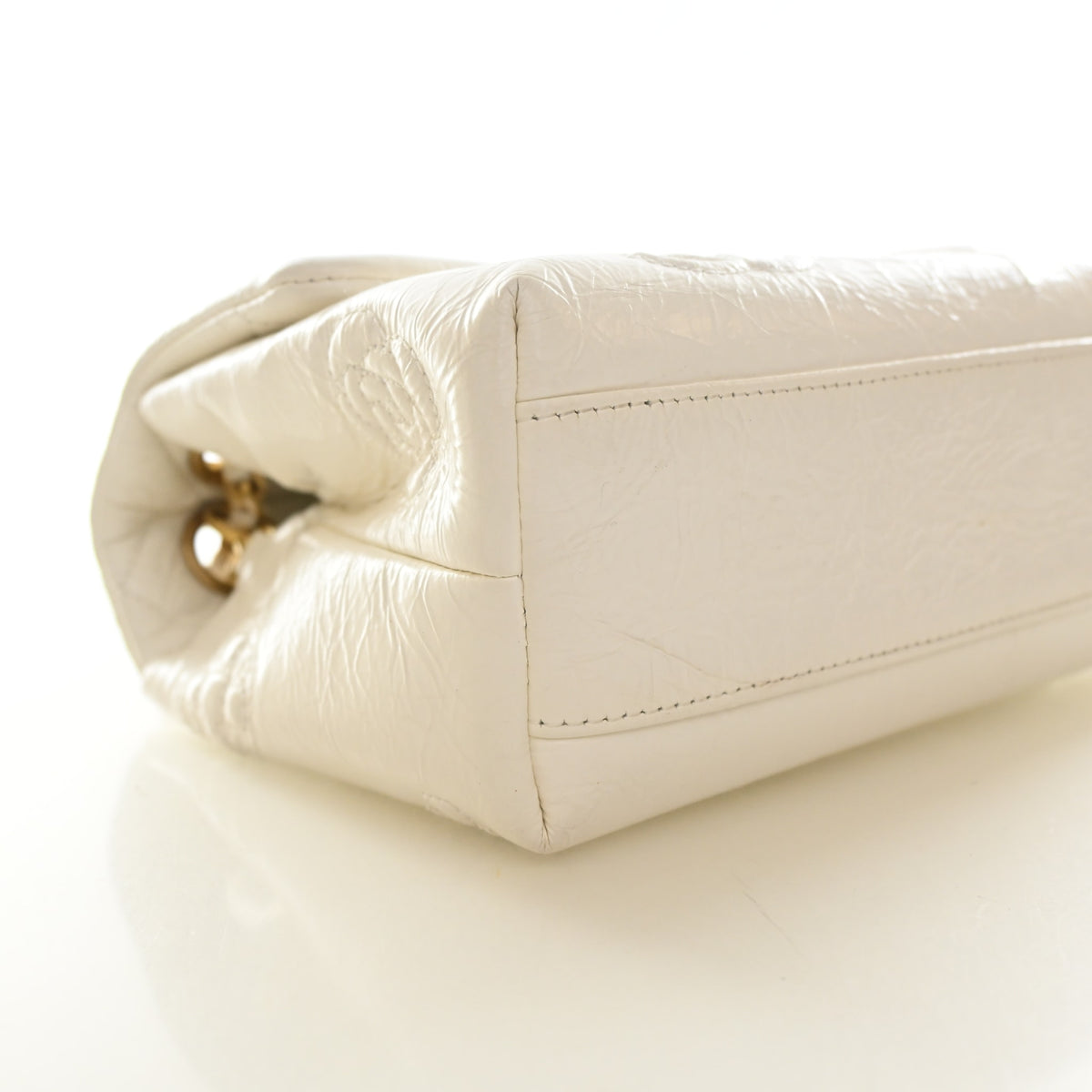 Pre-Owned Chanel Flap Bag Crumpled Calfskin Embossed, corner and edge detail