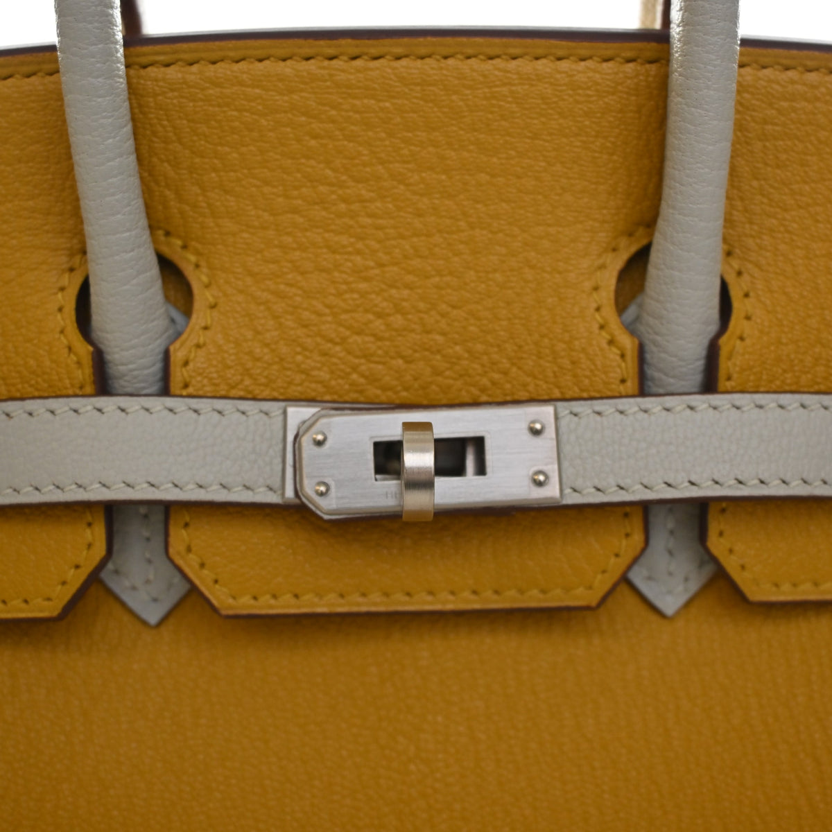 Pre-Owned Hermès Birkin 25 Moutarde Chevre Mysore Leather, silver hardware close-up