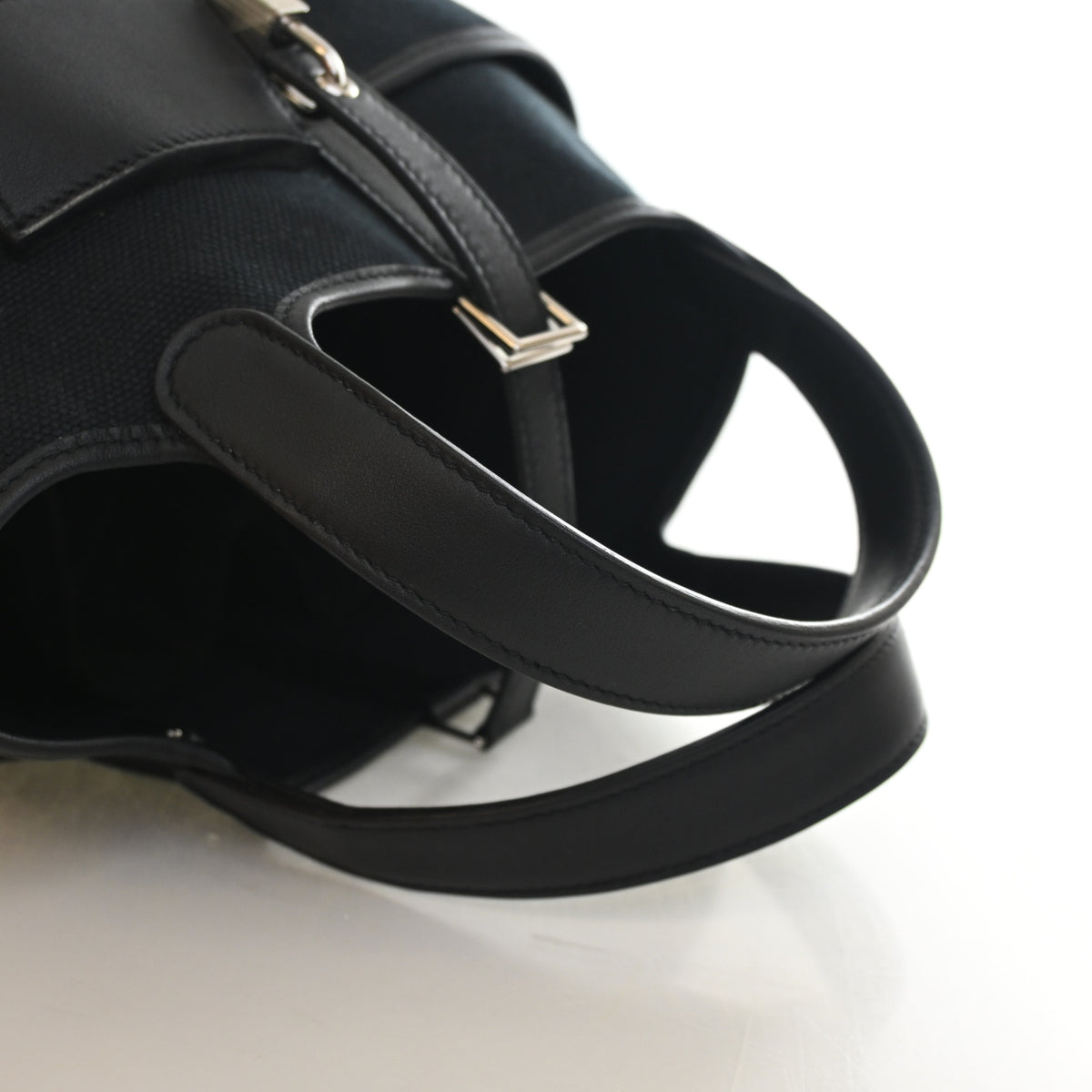 Pre-Owned Hermès Picotin Lock 18 Noir Toile Cargo, side profile