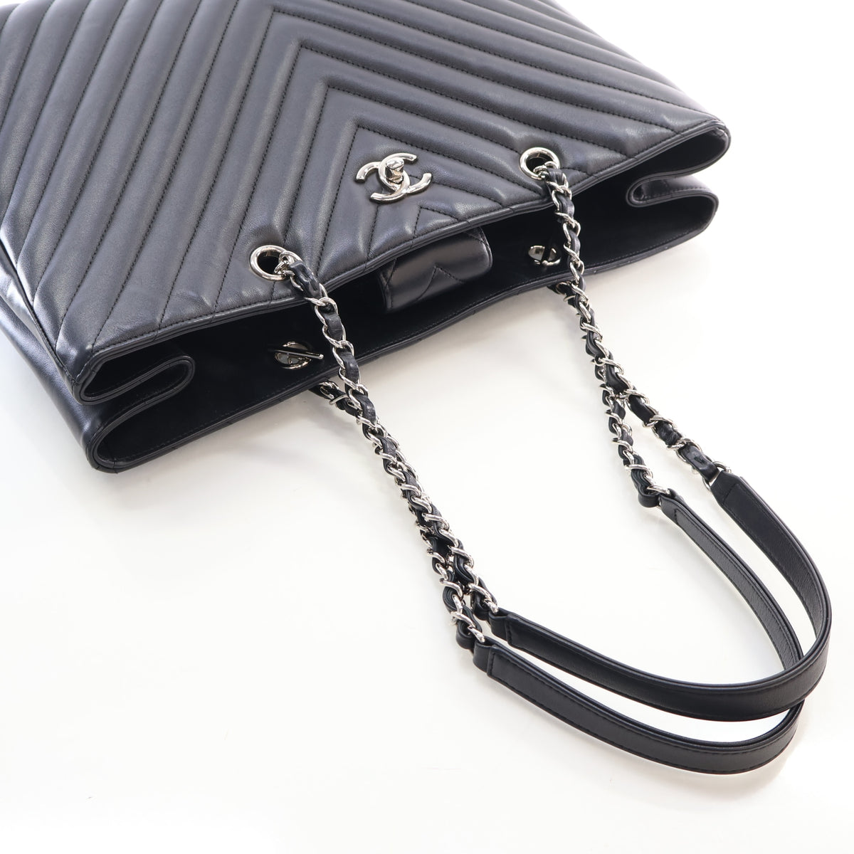 Pre-Owned Chanel Tote Bag Large Lambskin Chevron, three-quarter view