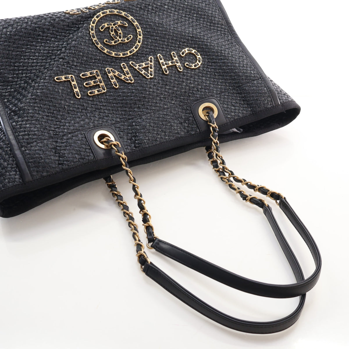 Pre-Owned Chanel Tote Small Raffia Deauville, strap and chain detail