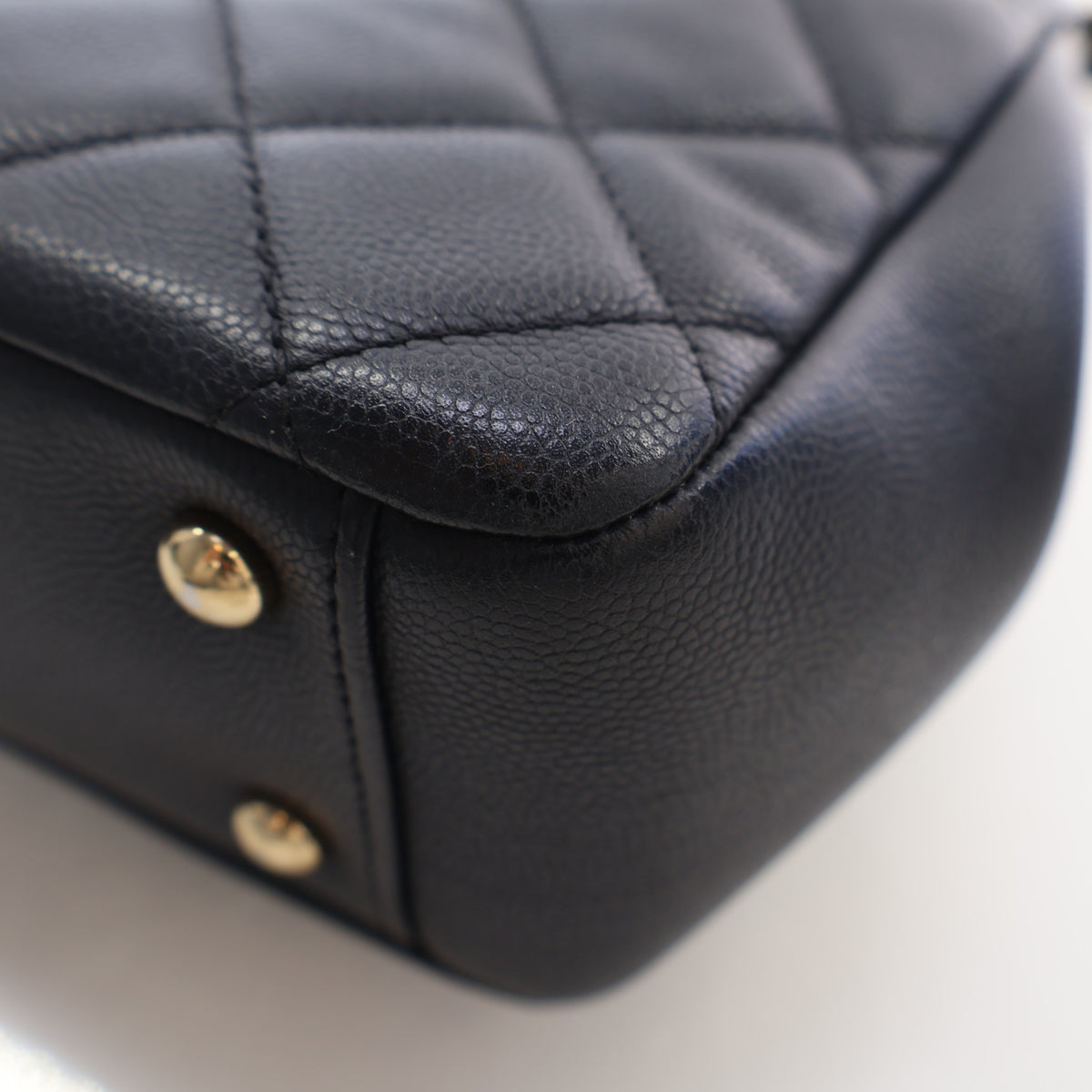 Pre-Owned Chanel Flap Bag Medium Calfskin Business Affinity, corner and edge detail, photo 13 of 17