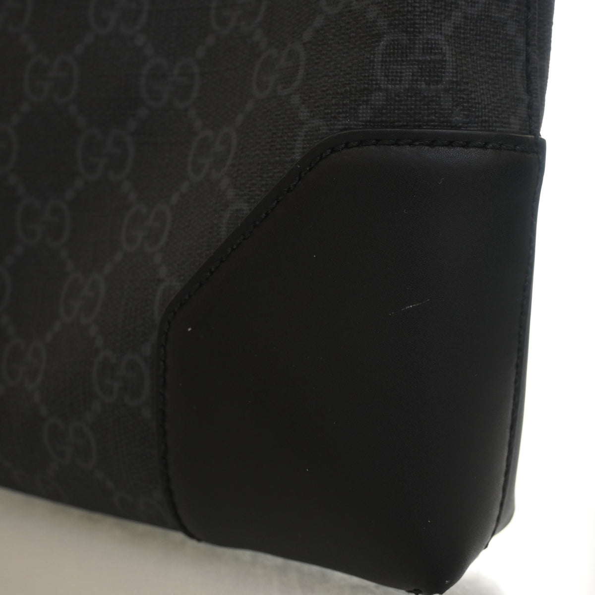 Pre-Owned Gucci GG Supreme Messenger Bag, corner and edge detail, photo 12 of 14