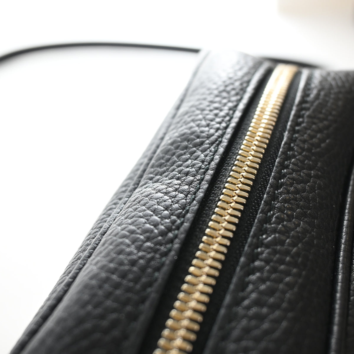 Pre-Owned Gucci Crossbody Bag Calfskin Soho Disco, gold hardware close-up