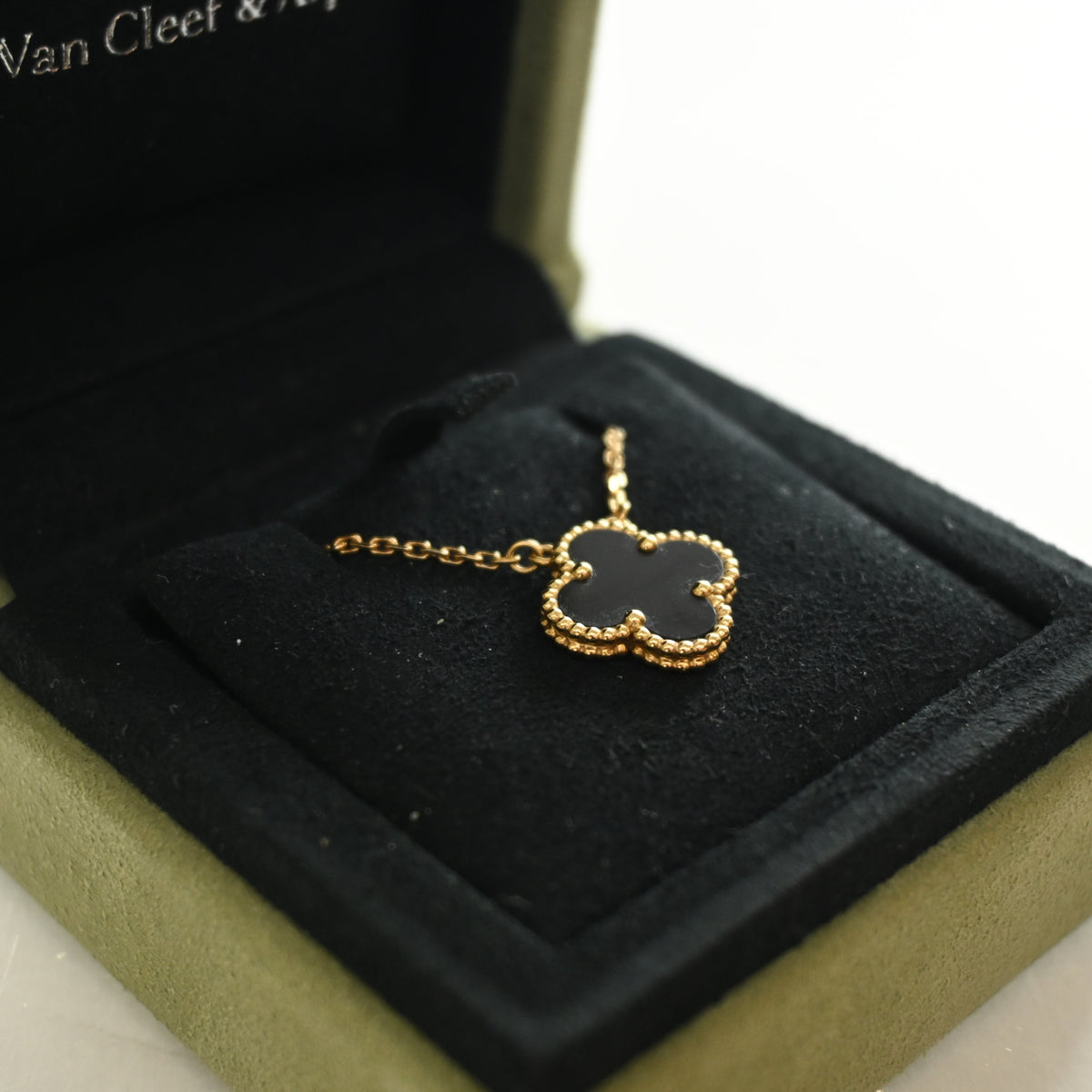 Van Cleef & Arpels Onyx Vintage Alhambra Pendant, photo 3 of 7