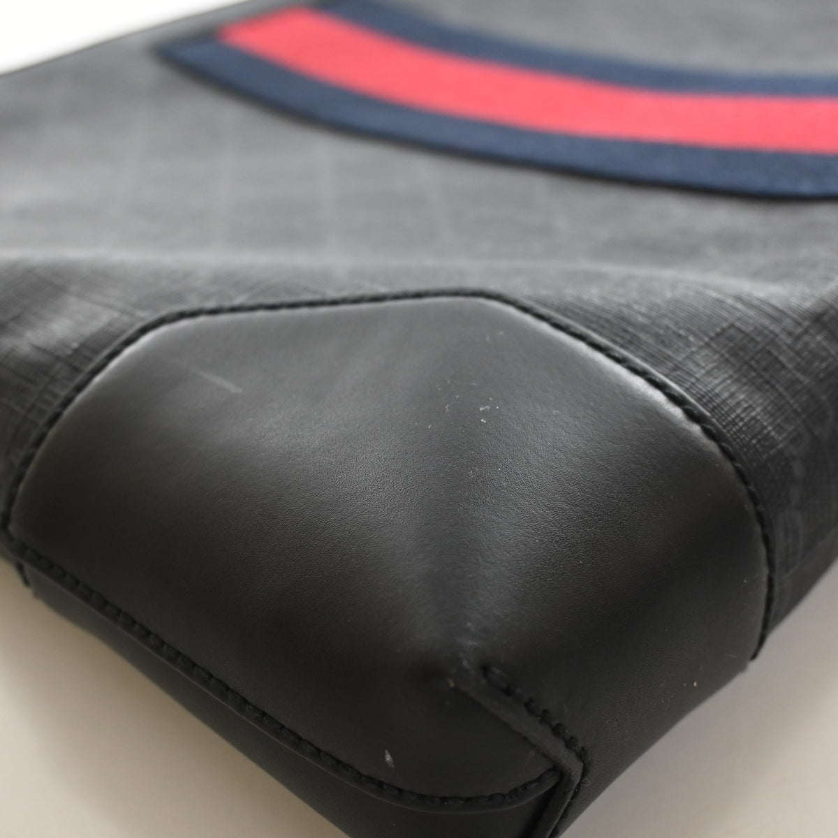 Pre-Owned Gucci GG Supreme Messenger Bag, corner and edge detail, photo 13 of 14