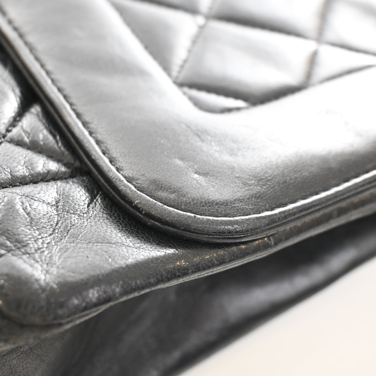 Vintage Chanel Flap Bag Lambskin Diana, corner and edge detail, photo 15 of 25