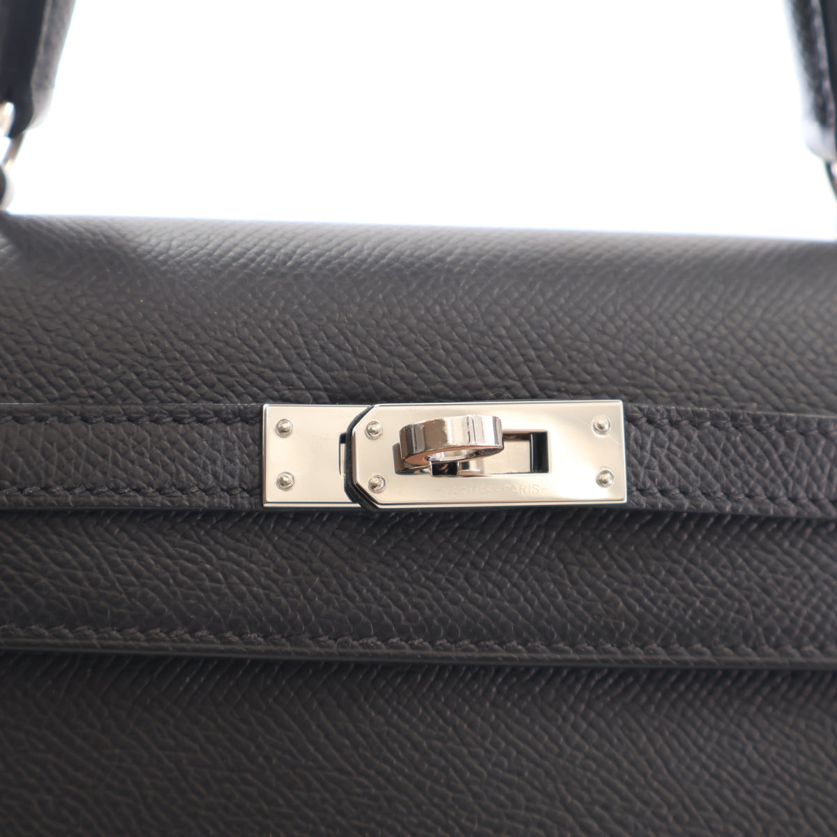 Pre-Owned Hermès Kelly 25 Noir Epsom Leather, silver hardware close-up