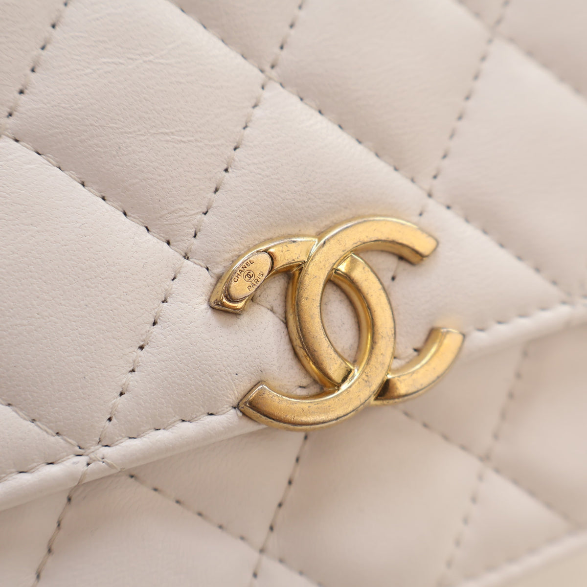 Pre-Owned Chanel Flap Bag Lambskin Chain, gold embossed logo detail