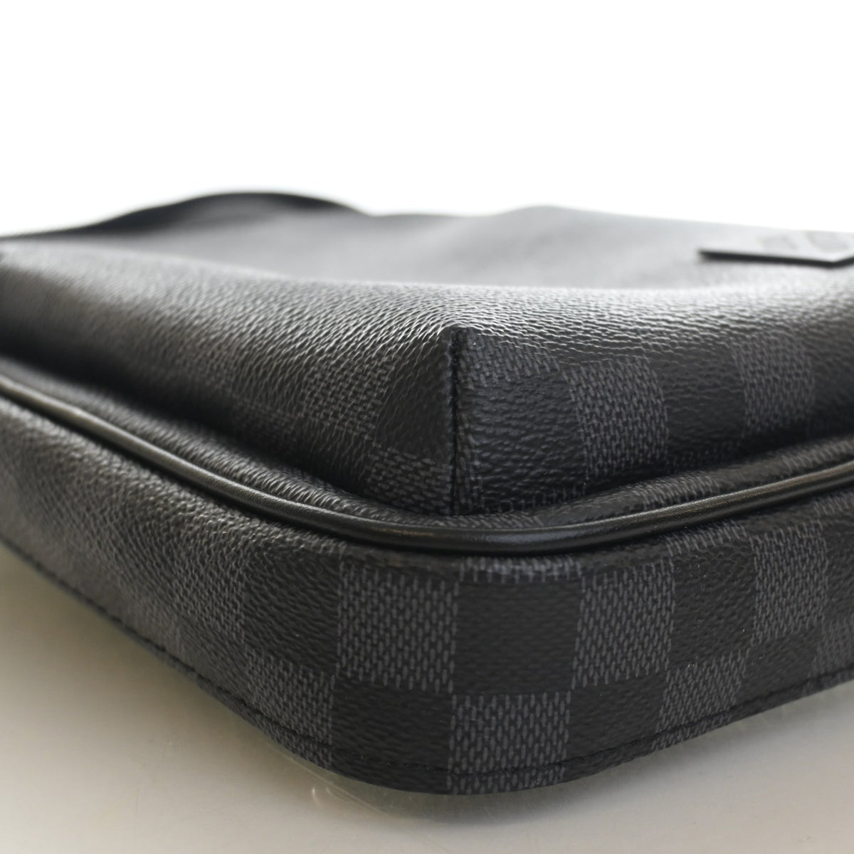 Pre-Owned Louis Vuitton PM Damier Graphite Avenue Sling Bag, corner and edge detail