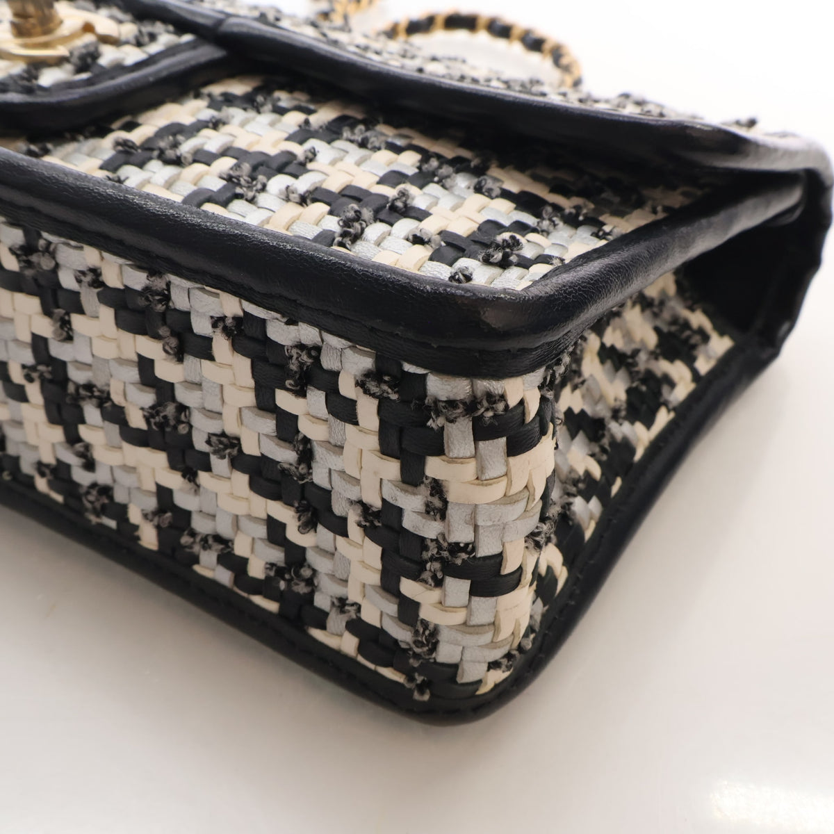 Pre-Owned Chanel Flap Bag Medium Mixed Fibers Classic Single, corner detail